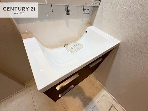 深い洗面台ボウルは、水が跳ねにくいのでお手入れが楽々!清潔感が保てます!キレイな洗面所で自分磨きのモチベーションが上がりますね!