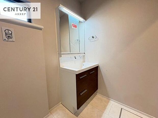 小窓付きの明るい洗面室です!湿気もすぐに入れ替えができて清潔に保つことができます!自然光が差し込むのでお化粧の仕上がりも良くなりますね!