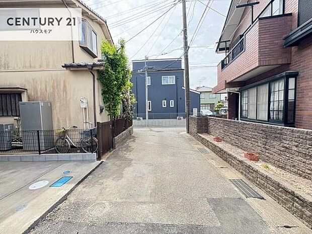 前面道路4m!陽当り良好な立地です。車庫入れが苦手な方も安心ですね。