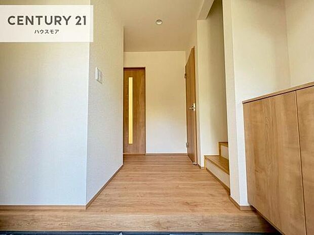 疲れて帰ってきても、ただいま!を言いたくなる、優しく迎え入れてくれる空間になっています。明るく温もり溢れる玄関です!