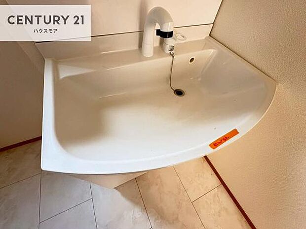 深い洗面台ボウルは、水が跳ねにくいのでお手入れが楽々!清潔感が保てます!キレイな洗面所で自分磨きのモチベーションが上がりますね!
