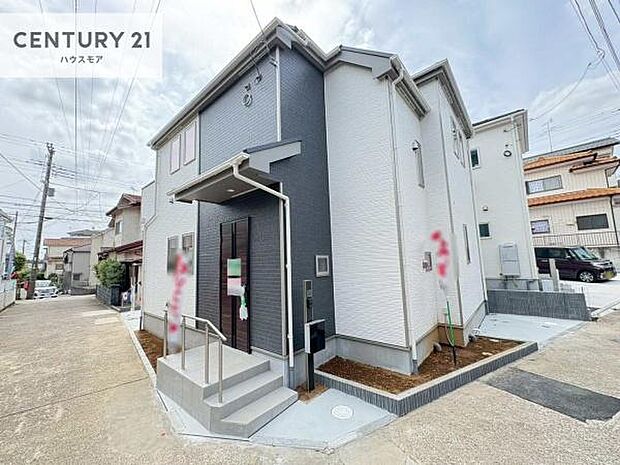 前面道路4m×4m!陽当り良好な立地です。車庫入れが苦手な方も安心ですね。