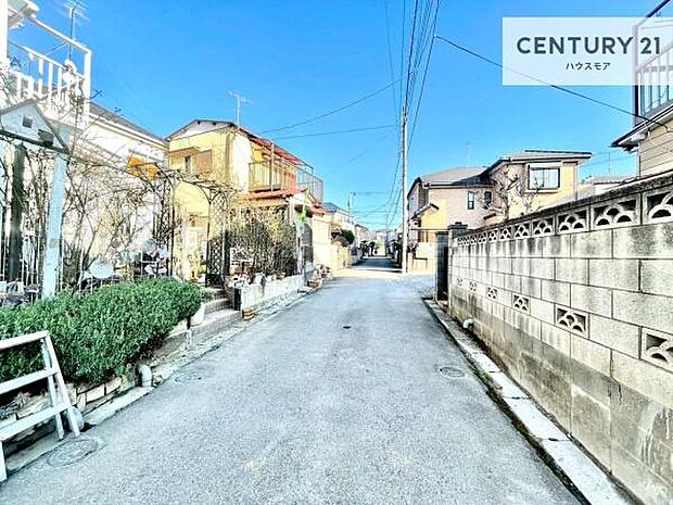 前面道路は4ｍ！陽当り良好な立地です。車庫入れが苦手な方も安心ですね。