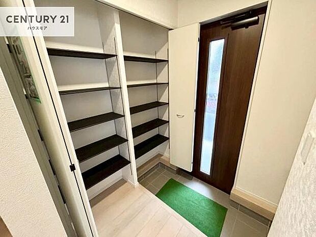 玄関収納が充実しているので、玄関周りがスッキリ片付き来客時に靴の置き場に困りません!