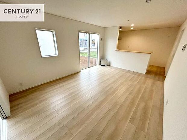 大きな窓からたっぷりの陽ざしが入る明るいリビング。開放感のあるリビングで家族団らんのくつろぎの時間を過ごせます!当日のご見学可能です!是非現地で陽当たりなどご体感くださいませ!