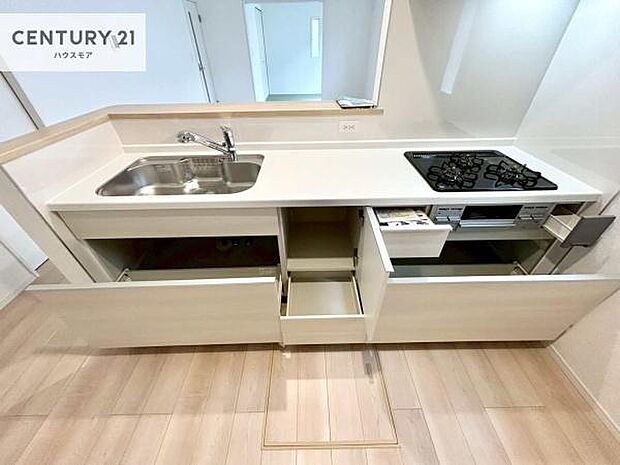 作業がしやすいシステムキッチンです!収納がたくさん付いているので、調理スペースに物を置かなくて済むので、広々使えて、快適に作業ができます!