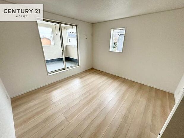 バルコニーに面している洋室です。明るく温もりがあり、換気もしっかりできます!朝起きて、外に出て背伸びをしつつ深呼吸をし良い朝を迎え入れることができます。