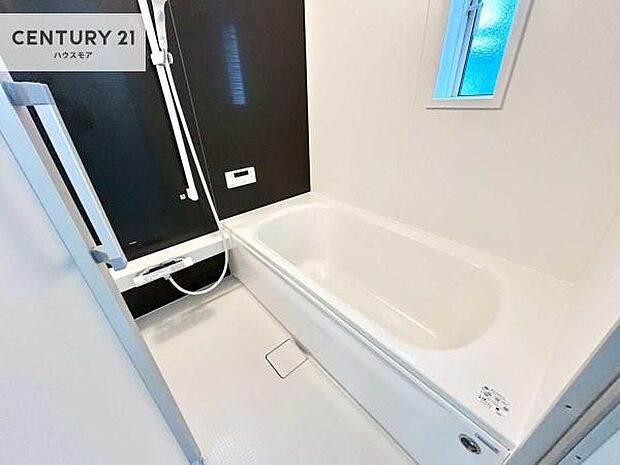 広々バスで一日の疲れをリフレッシュ。足が伸ばせるので、浴槽にもゆったりと浸かれますね!毎日のバスタイムが楽しみになります。