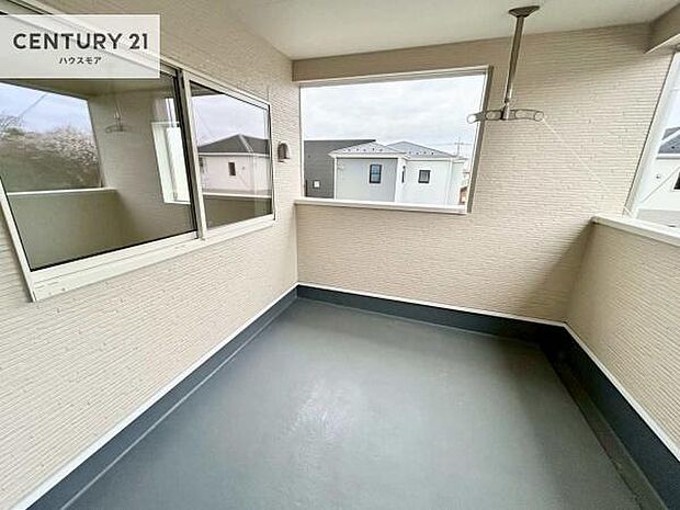 広々としたバルコニーで一日の始まりをスタート!お洗濯ものをたっぷり気持ちよく干せます!