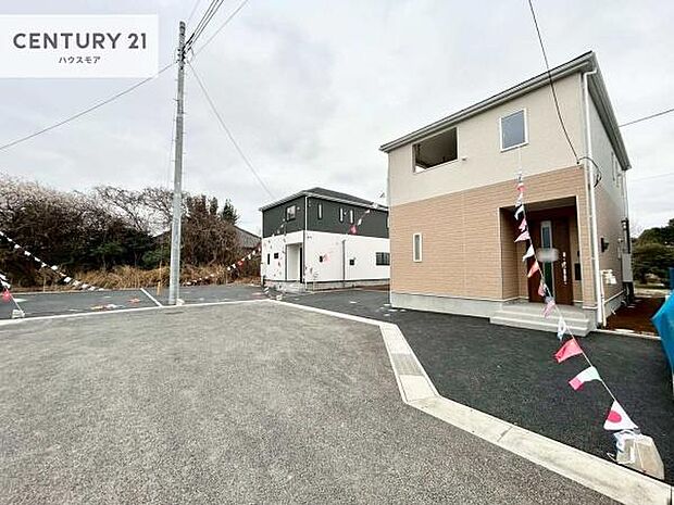 前面道路は6m!陽当り良好な立地です。車庫入れが苦手な方も安心ですね。