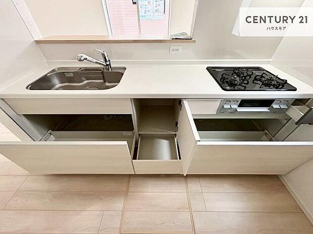 作業がしやすいシステムキッチンです!収納がたくさん付いているので、調理スペースに物を置かなくて済むので、広々使えて、快適に作業ができます!