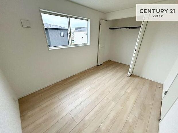 掃き出し窓がないお部屋は、お子様のお部屋としても安心です!収納スペースも充実しているので散らかったお部屋をサッと片付けられます!