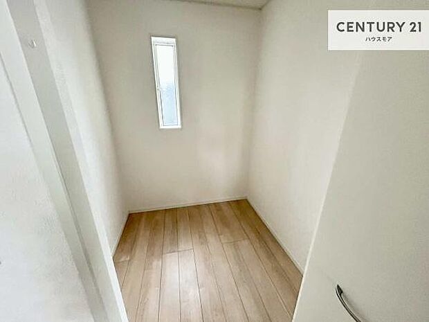 ウォークインクローゼット付きです。たくさんのお洋服などを収納しておけそうですね!他にも扇風機や加湿器など季節物の大きな家電も収納できます!