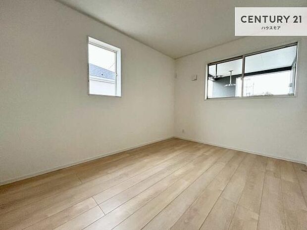 2面採光を確保した明るい室内は、風通しも良く、明るく大変居心地の良い空間となっております。リラックスして過ごせる心地の良いお部屋です!