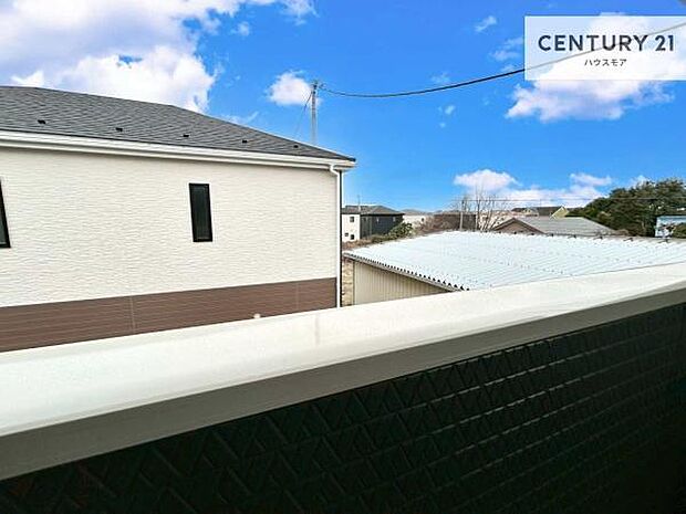 晴れた日には青い空を見渡せる開放的な時間を楽しめます。気持ちの良い風が通り抜ける街並みです!