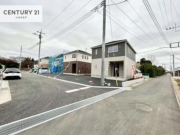 前面道路は6m×4m!陽当り良好な立地です。車庫入れが苦手な方も安心ですね。