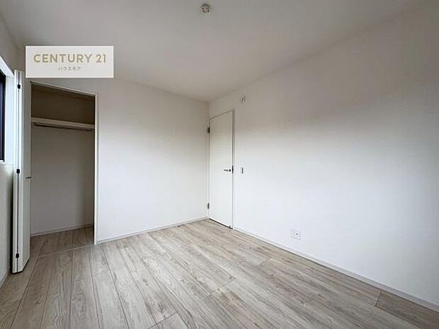 掃き出し窓がないお部屋は、お子様のお部屋としても安心です!収納スペースも充実しているので散らかったお部屋をサッと片付けられます!