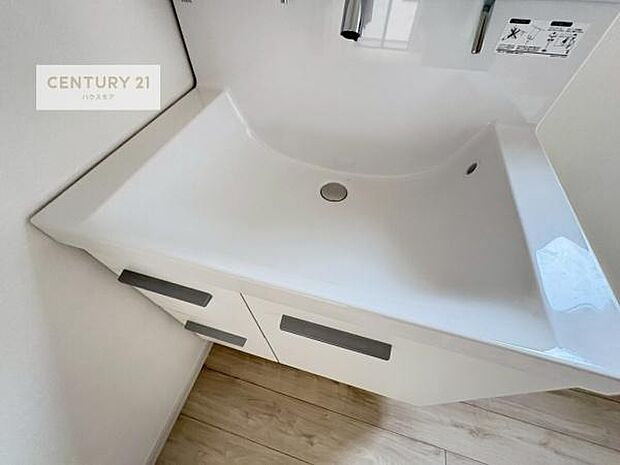 深い洗面台ボウルは、水が跳ねにくいのでお手入れが楽々!清潔感が保てます!キレイな洗面所で自分磨きのモチベーションが上がりますね!