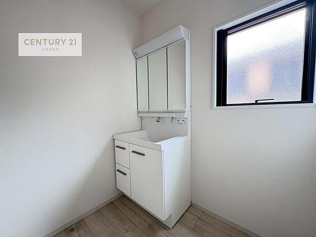 小窓付きの明るい洗面室です!湿気もすぐに入れ替えができて清潔に保つことができます!自然光が差し込むのでお化粧の仕上がりも良くなりますね!