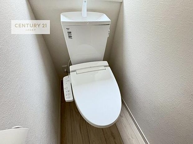 1・2階にトイレがございます!朝の忙しい時間帯も待たずにすみそうですね。白を基調とした清潔感のあるトイレでお手入れがしやすいです!