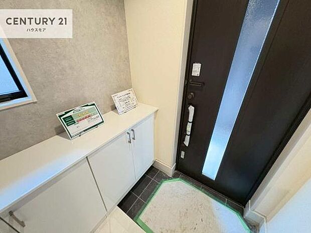 シューズボックス付きなので、玄関が片付きお掃除がしやすいです!スッキリした玄関で戸を開けた瞬間、清潔感のある心地いい空間が出迎えてくれます。