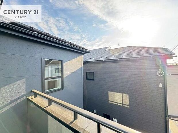 陽当たりの良いバルコニーで、お洗濯物もよく乾きそうですね!お天気の良い日にはバルコニーへ出てリフレッシュするのも気持ちよさそうです。