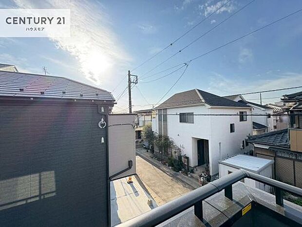 晴れた日には青い空を見渡せる開放的な時間を楽しめます。気持ちの良い風が通り抜ける街並みです!