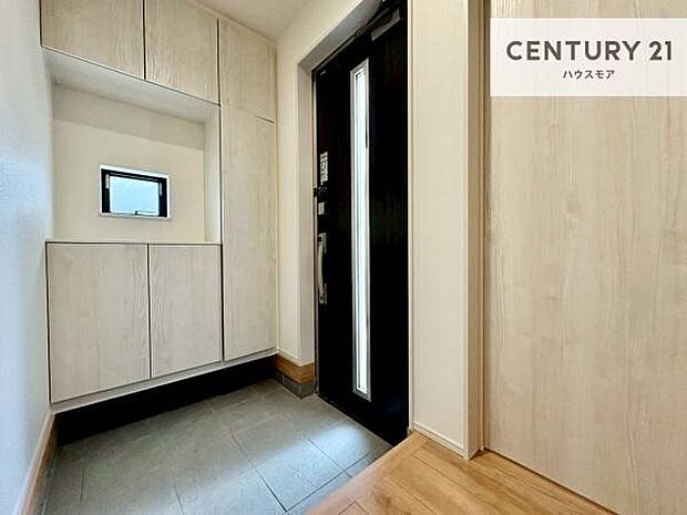 玄関収納が充実しているので、玄関周りがスッキリ片付き来客時に靴の置き場に困りません！