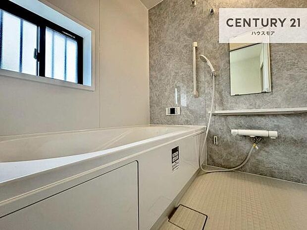 落ち着きある大人の雰囲気のバスルームは、味が出ていてバスタイムが充実！お仕事頑張っているご褒美にお好みの匂いの入浴剤を入れて、楽しんでみてはいかがでしょうか？