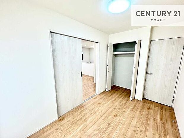 リビングと隣接した洋室です！家事の休憩スペースやキッズスペースとして活用するのもよさそうですね！収納も付いています！