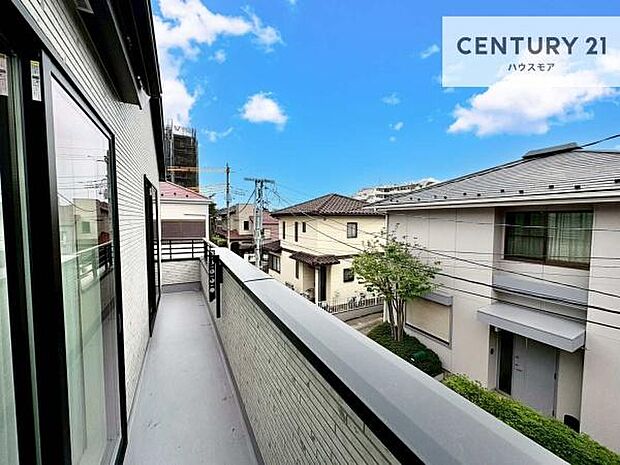 晴れた日には青い空を見渡せる開放的な時間を楽しめます。気持ちの良い風が通り抜ける街並みです！