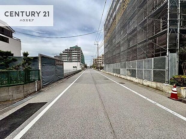 前面道路は4.5ｍ！陽当り良好な立地です。車庫入れが苦手な方も安心ですね。