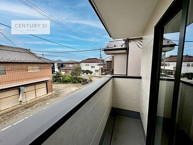 晴れた日には青い空を見渡せる開放的な時間を楽しめます。気持ちの良い風が通り抜ける街並みです！