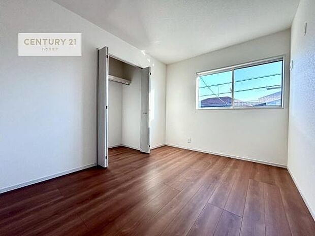 掃き出し窓がないお部屋は、お子様のお部屋としても安心です!収納スペースも充実しているので散らかったお部屋をサッと片付けられます!