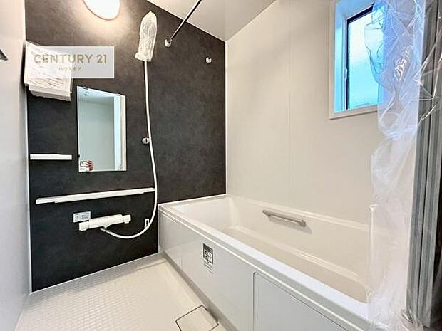 落ち着きある大人の雰囲気のバスルームは、シックなデザインでバスタイムが充実!お仕事頑張っているご褒美にお好みの匂いの入浴剤を入れて、楽しんでみてはいかがでしょうか?