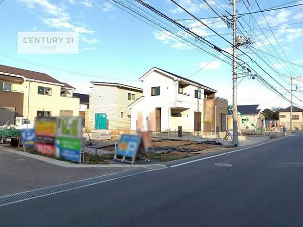 前面道路6m×6m!陽当り良好な立地です。車庫入れが苦手な方も安心ですね。