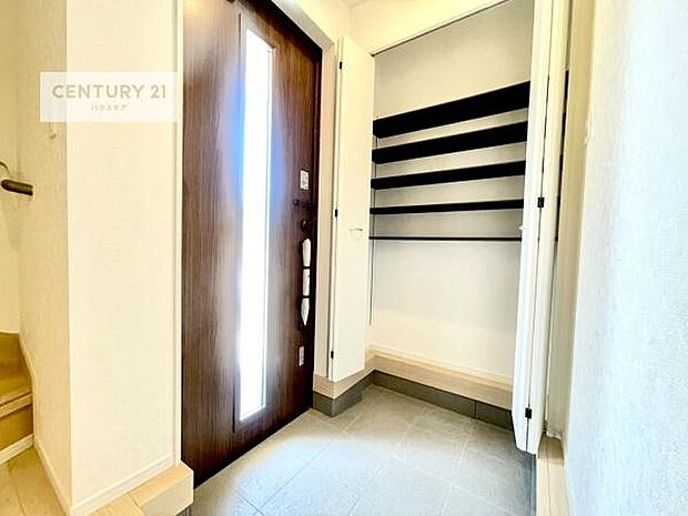 シューズボックス付き。玄関が片付きお掃除がしやすいです!スッキリした玄関で戸を開けた瞬間、清潔感のある心地いい空間が出迎えてくれます。