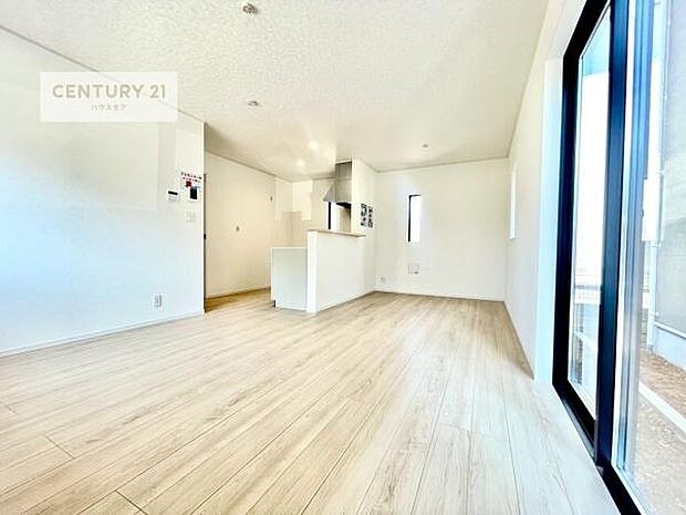 開放感のある広々LDK!ソファーやダイニングテーブルを置いても窮屈にならないので快適に過ごせます!コミュニケーションが取りやすいリビングです。