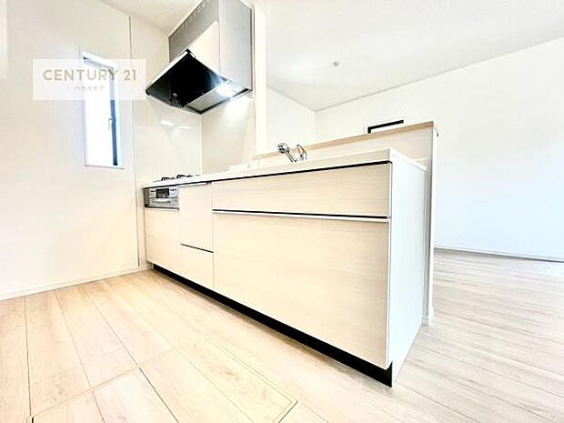 大人気の対面式システムキッチンを採用しています!ご家族のコミュニケーションが自然と増える設計です。お子様にも目が届くので嬉しいですね!広々使えて快適で作業が進みます。