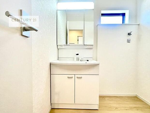 小窓付きの明るい洗面室です!湿気もすぐに入れ替えができて清潔に保つことができます!自然光が差し込むのでお化粧の仕上がりも良くなりますね!