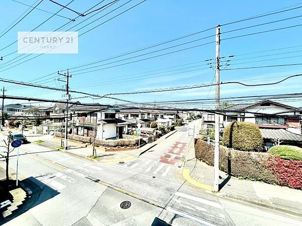 晴れた日には青い空を見渡せる開放的な時間を楽しめます。気持ちの良い風が通り抜ける街並みです!