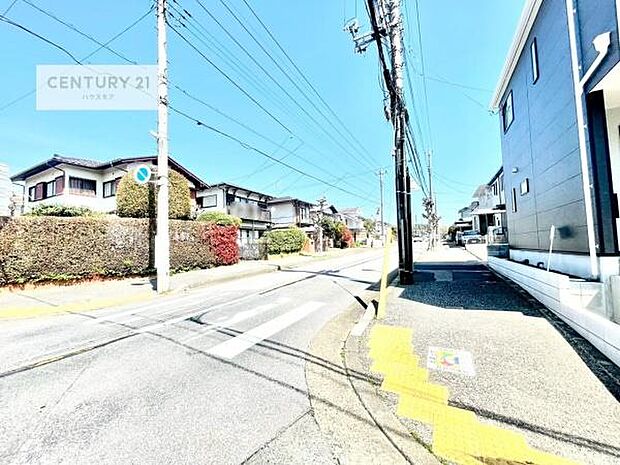 前面道路は12m×6m!陽当り良好な立地です。車庫入れが苦手な方も安心ですね。