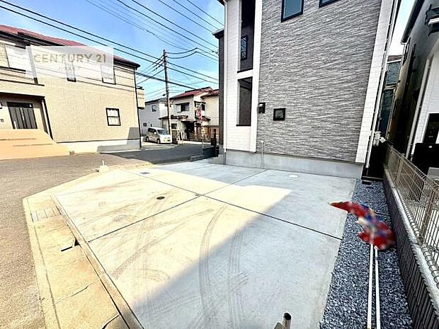 駐車スペースは2台分あります!セカンドカーはもちろん、バイクや自転車なども置き場所に困りません。