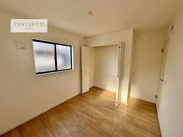 掃き出し窓がないお部屋は、お子様のお部屋としても安心です！収納スペースも充実しているので散らかったお部屋をサッと片付けられます！