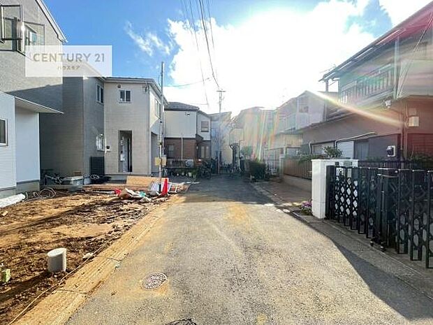 前面道路は4ｍ！陽当り良好な立地です。車庫入れが苦手な方も安心ですね。