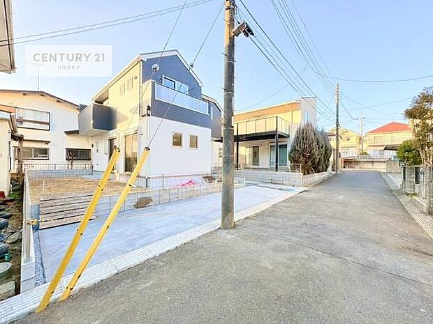 前面道路は4.49m!陽当り良好な立地です。車庫入れが苦手な方も安心ですね。