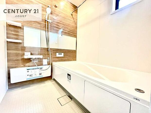 落ち着きある大人の雰囲気のバスルームは、味が出ていてバスタイムが充実!お仕事頑張っているご褒美にお好みの匂いの入浴剤を入れて、楽しんでみてはいかがでしょうか?