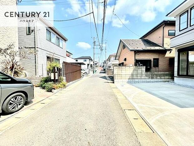 前面道路4m!陽当り良好な立地です。車庫入れが苦手な方も安心ですね。