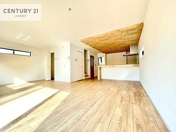 開放感のある広々LDK!ソファーやダイニングテーブルを置いても窮屈にならないので快適に過ごせます!コミュニケーションが取りやすいリビングです!