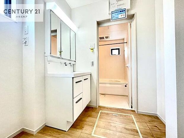 三面鏡仕様の洗面所は、身だしなみがしやすい造り!裏は収納になっています。ドライヤーやお化粧道具を片付けられるので洗面台周りをスッキリと見せることが出来ます!